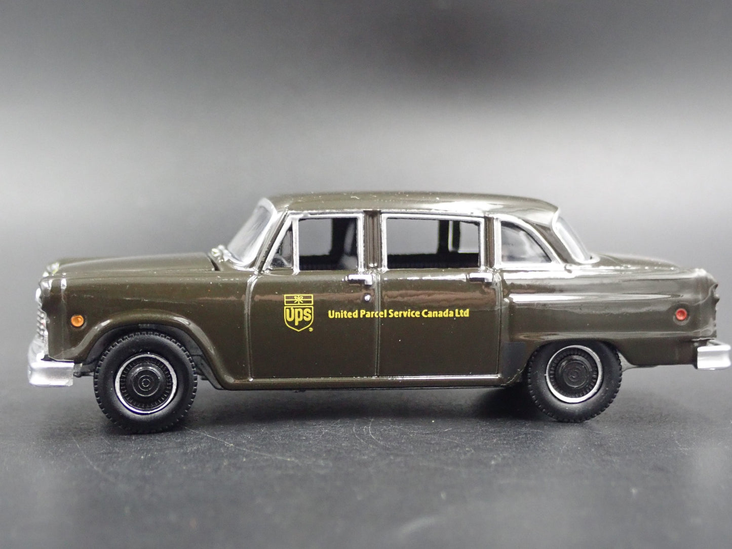 1975 75 CHECKER MARATHON A11 UPS CANADA DELIVERY 1:64 SCALE DIECAST MODEL CAR