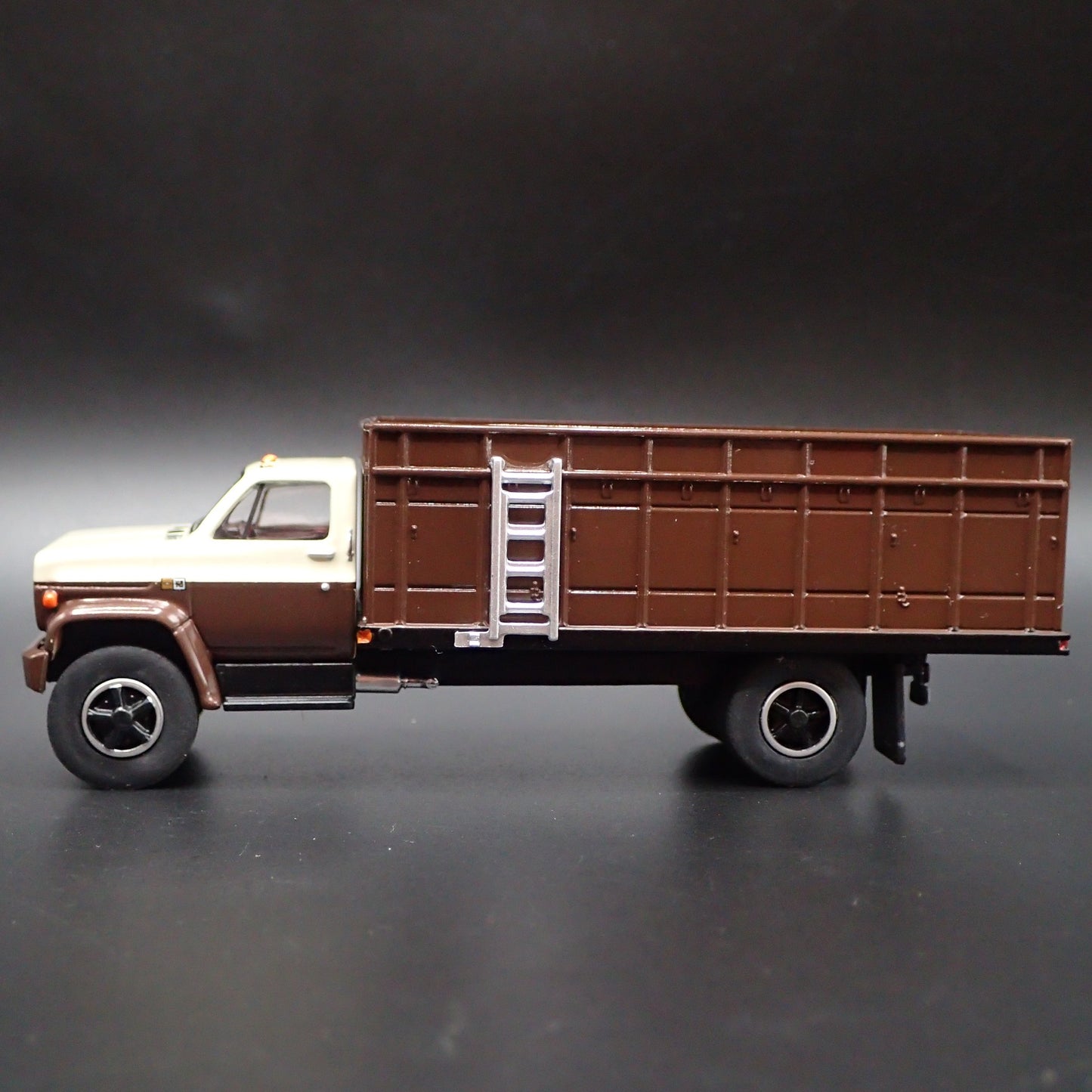 1981 81 CHEVY CHEVROLET C70 GRAIN TRUCK 1:64 SCALE COLLECTIBLE DIECAST MODEL CAR