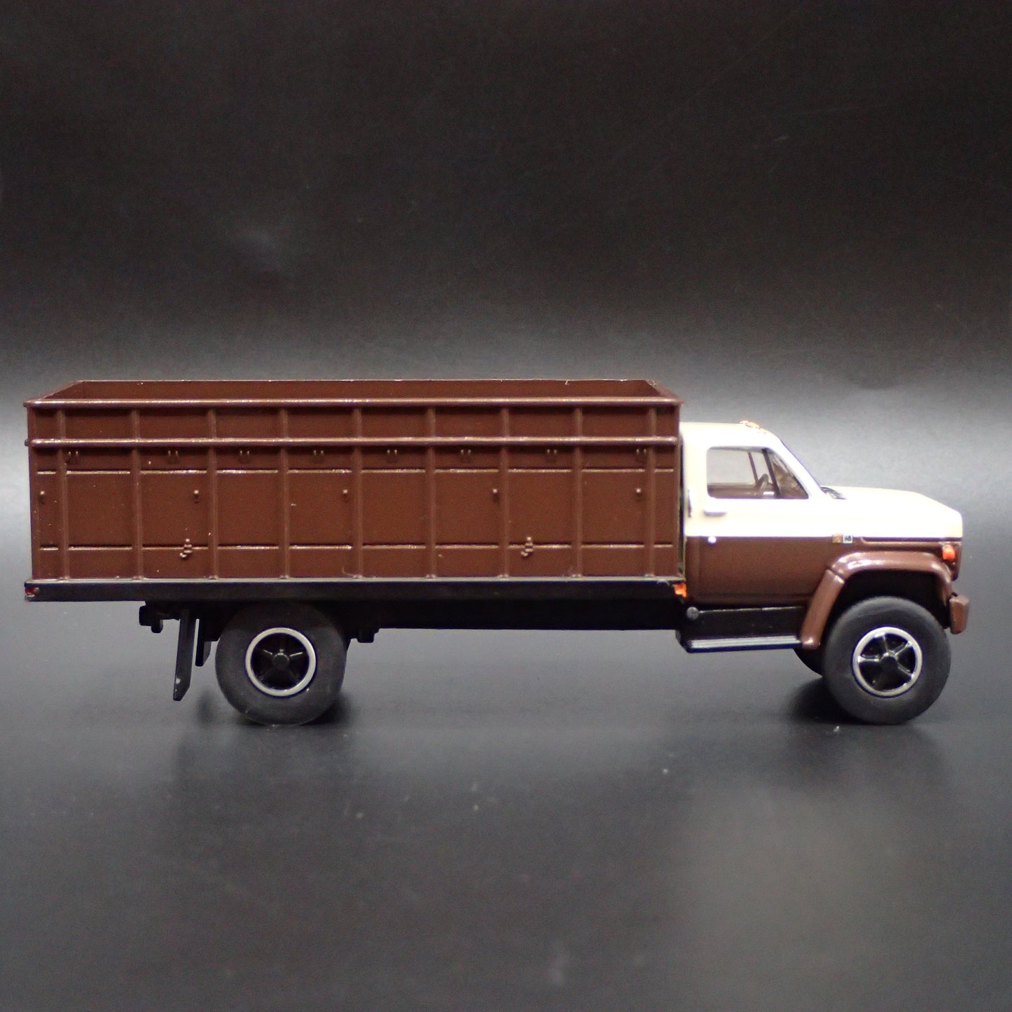 1981 81 CHEVY CHEVROLET C70 GRAIN TRUCK 1:64 SCALE COLLECTIBLE DIECAST MODEL CAR