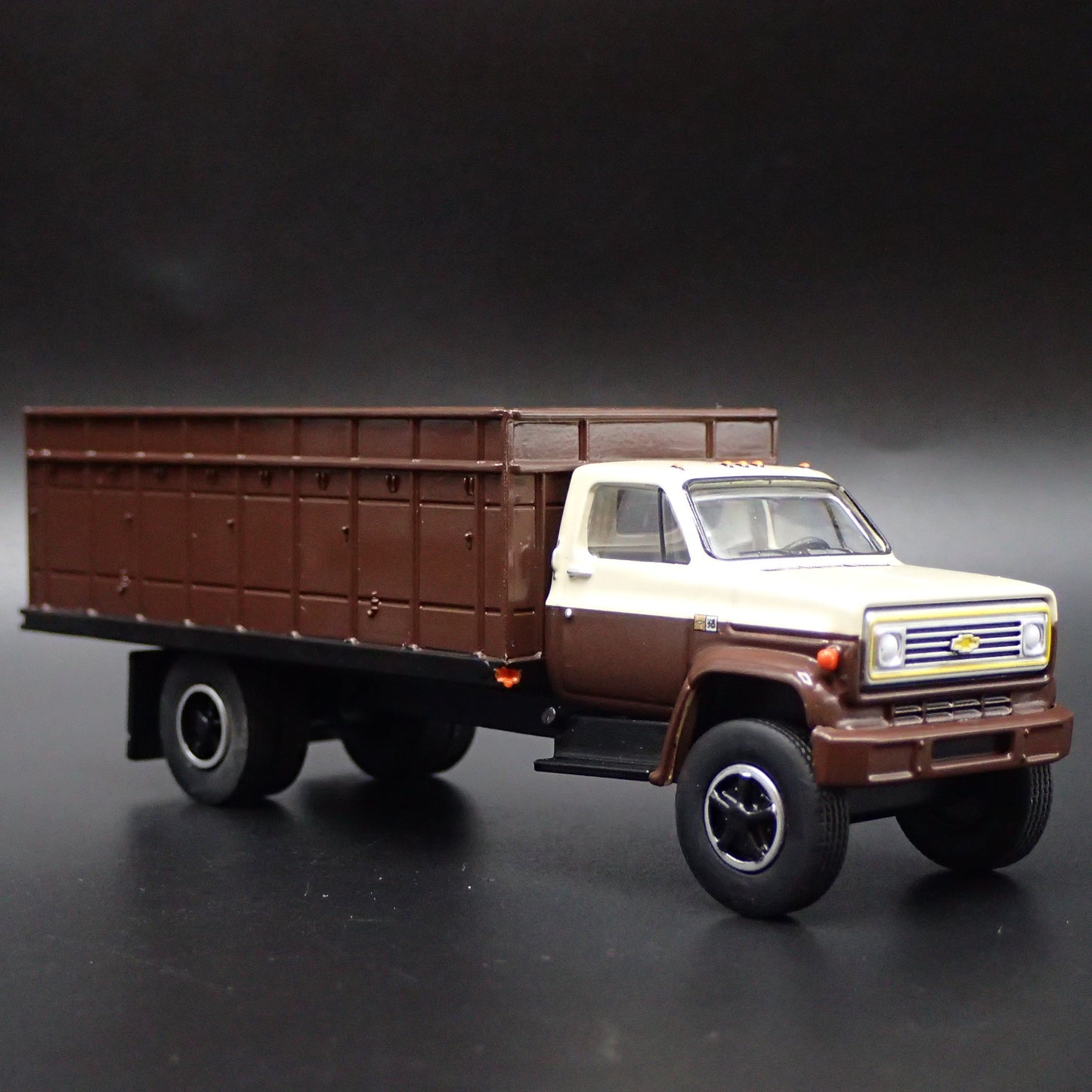 1981 81 CHEVY CHEVROLET C70 GRAIN TRUCK 1:64 SCALE COLLECTIBLE DIECAST MODEL CAR