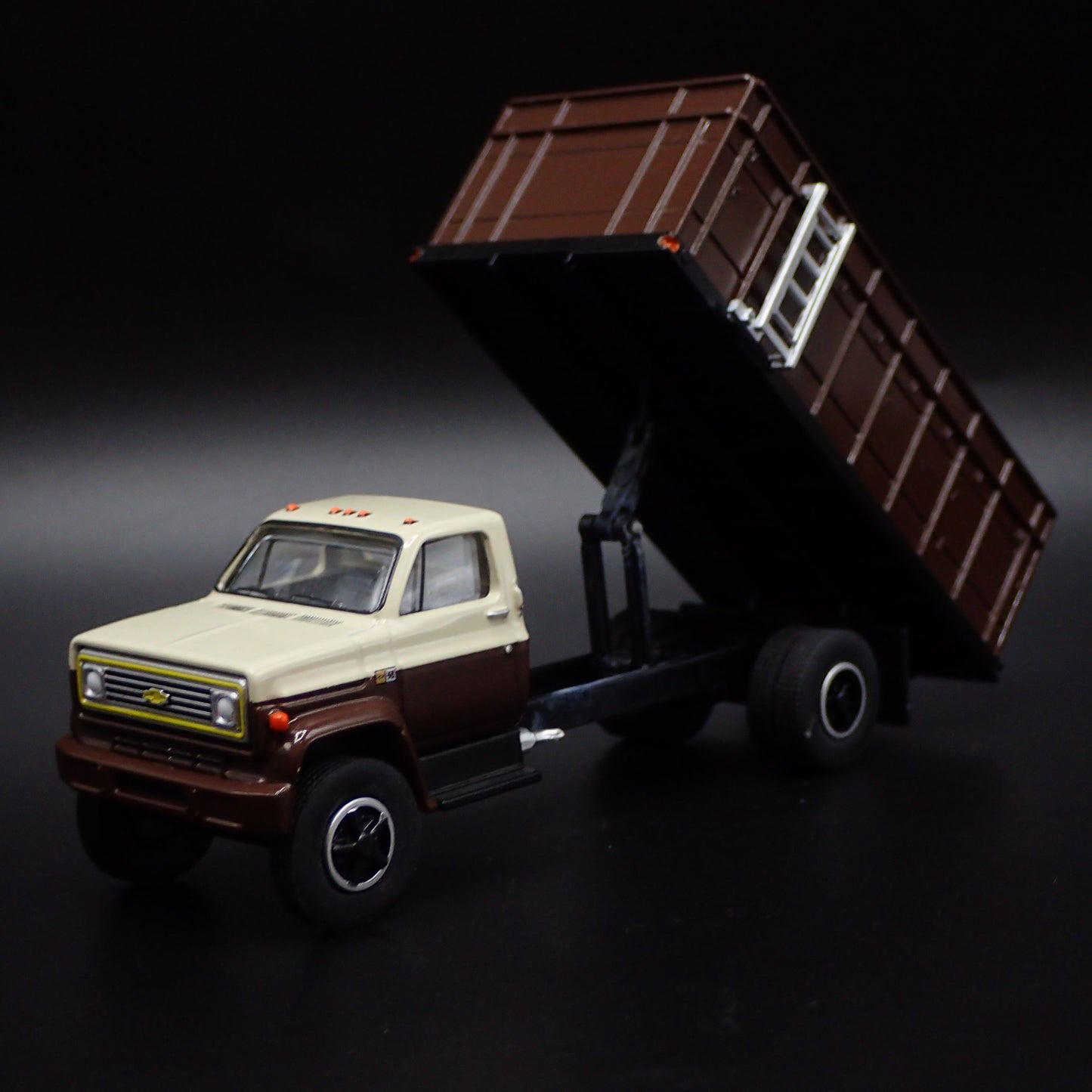 1981 81 CHEVY CHEVROLET C70 GRAIN TRUCK 1:64 SCALE COLLECTIBLE DIECAST MODEL CAR