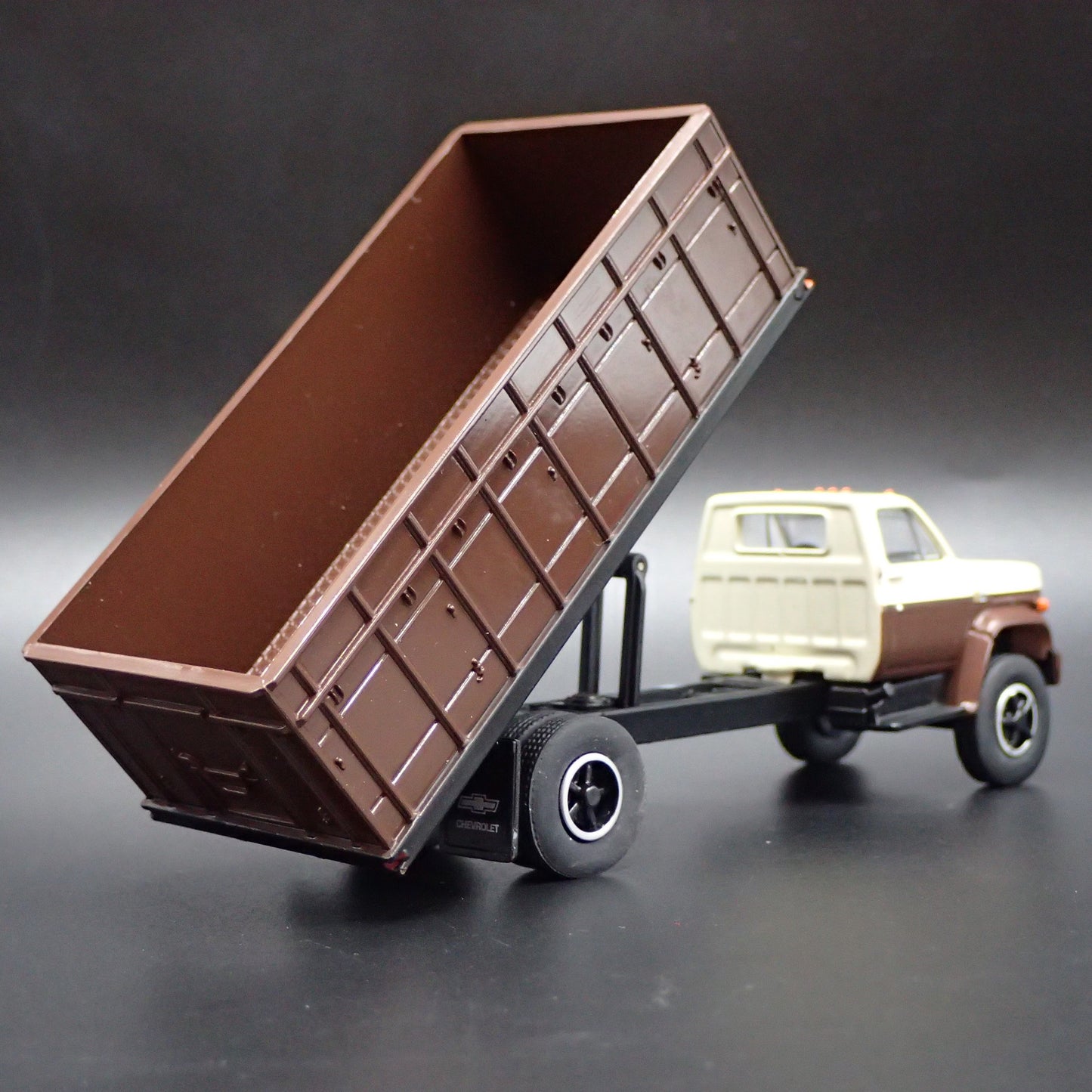 1981 81 CHEVY CHEVROLET C70 GRAIN TRUCK 1:64 SCALE COLLECTIBLE DIECAST MODEL CAR