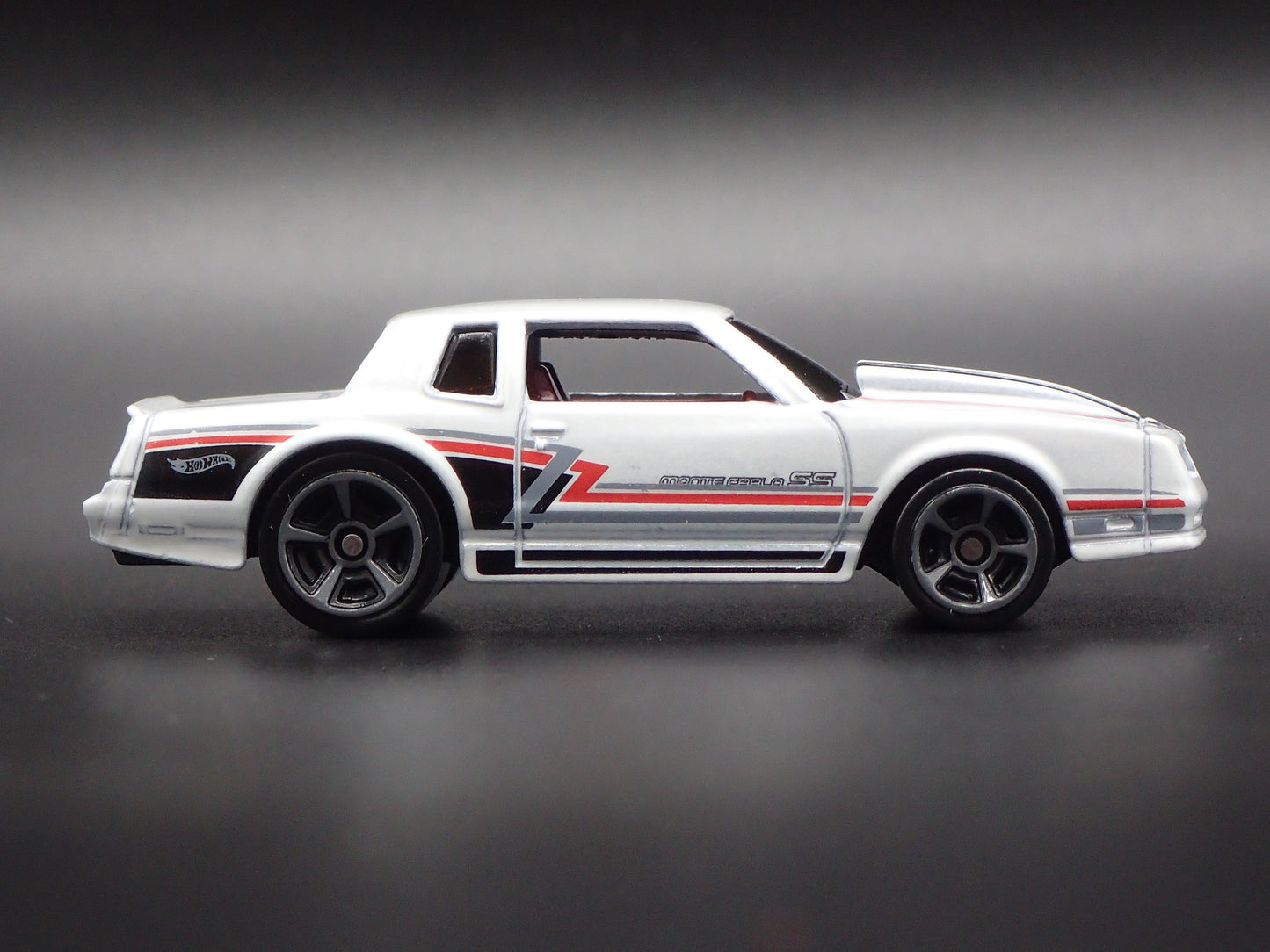 1986 86 CHEVY CHEVROLET MONTE CARLO SS RARE 1/64 SCALE DIORAMA DIECAST MODEL CAR