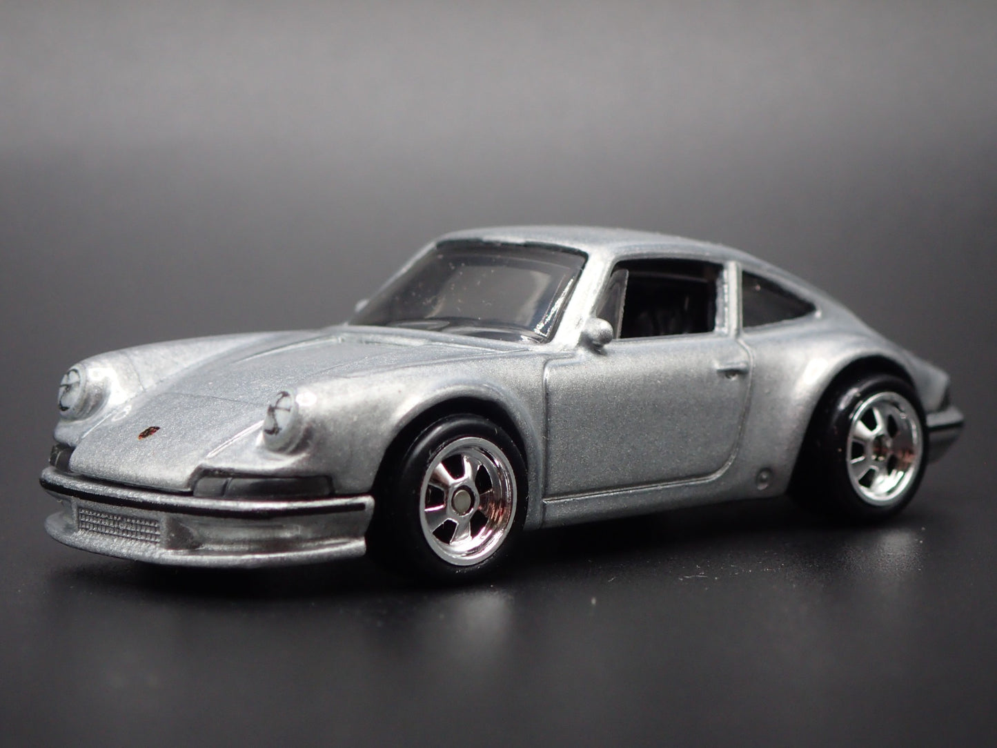 1964-1972 PORSCHE 911 SILVER 1:64 SCALE COLLECTIBLE DIORAMA DIECAST MODEL CAR