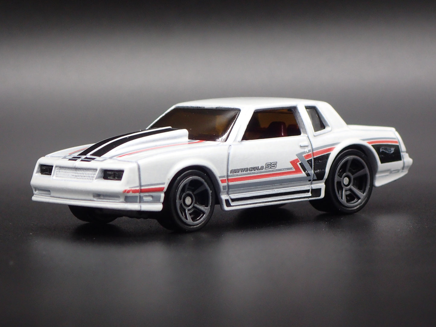 1986 86 CHEVY CHEVROLET MONTE CARLO SS RARE 1/64 SCALE DIORAMA DIECAST MODEL CAR