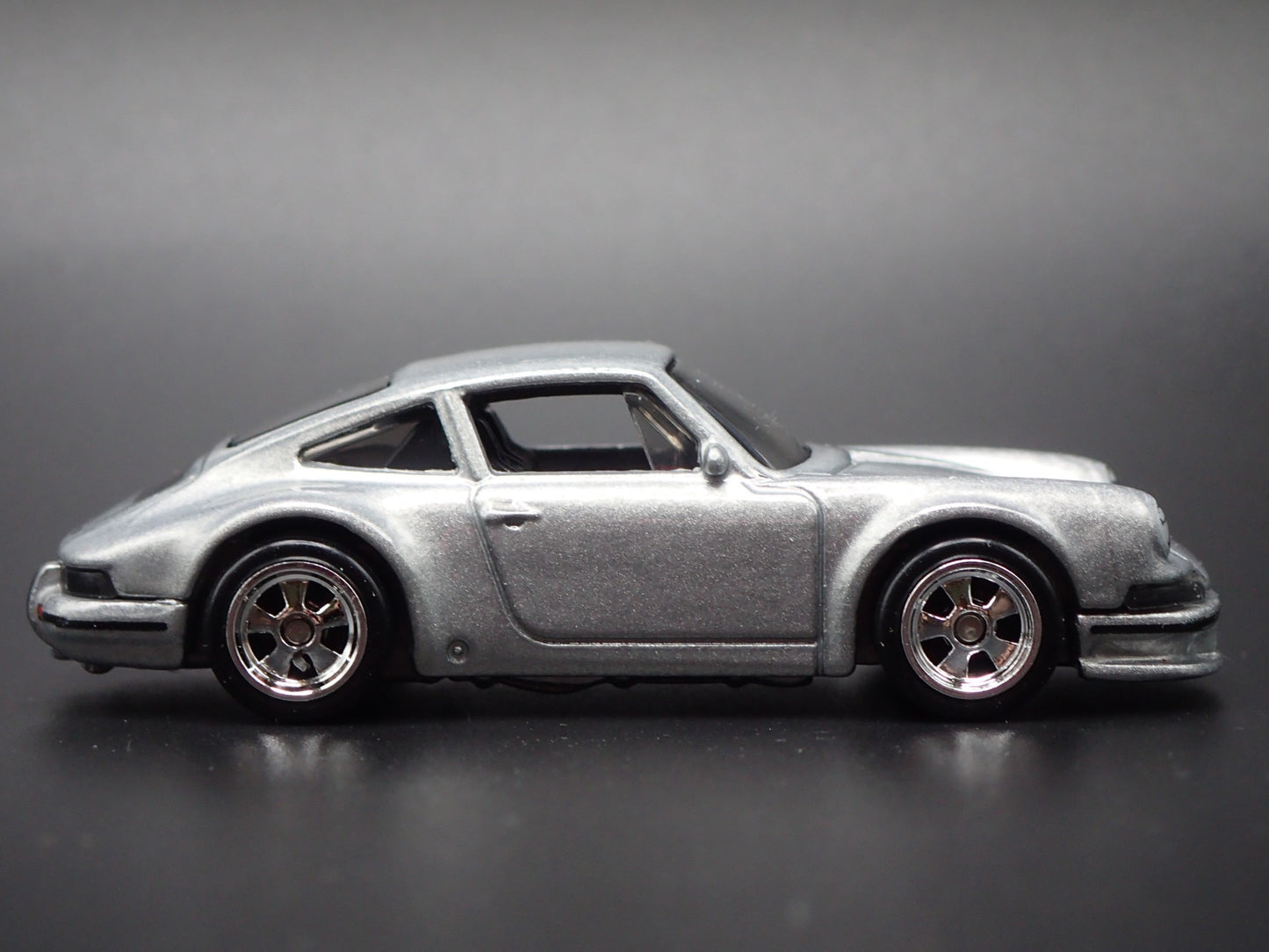 1964-1972 PORSCHE 911 SILVER 1:64 SCALE COLLECTIBLE DIORAMA DIECAST MODEL CAR