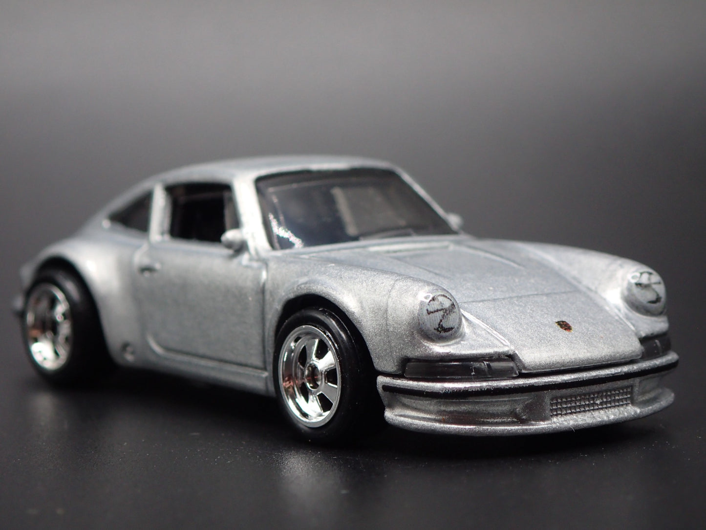 1964-1972 PORSCHE 911 SILVER 1:64 SCALE COLLECTIBLE DIORAMA DIECAST MODEL CAR