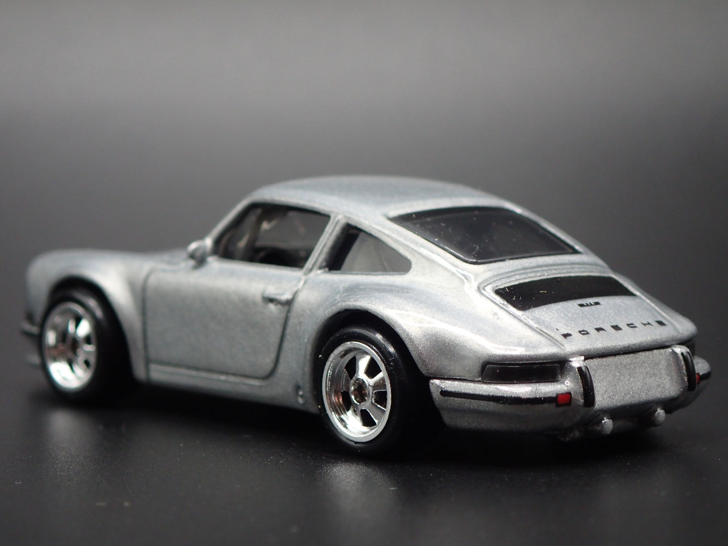 1964-1972 PORSCHE 911 SILVER 1:64 SCALE COLLECTIBLE DIORAMA DIECAST MODEL CAR