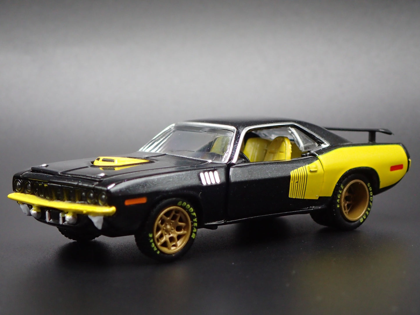 1971 71 PLYMOUTH CUDA 440 RARE 1:64 SCALE COLLECTIBLE DIORAMA DIECAST MODEL CAR