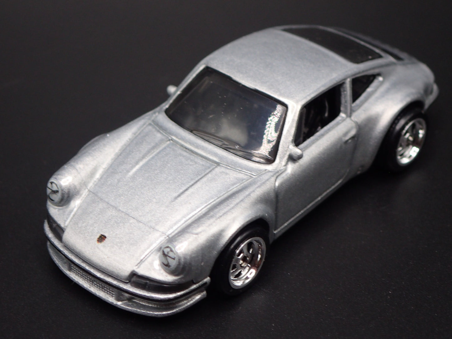 1964-1972 PORSCHE 911 SILVER 1:64 SCALE COLLECTIBLE DIORAMA DIECAST MODEL CAR