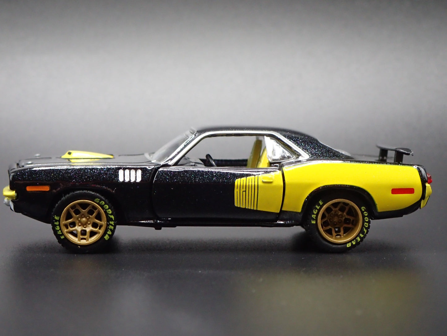 1971 71 PLYMOUTH CUDA 440 RARE 1:64 SCALE COLLECTIBLE DIORAMA DIECAST MODEL CAR