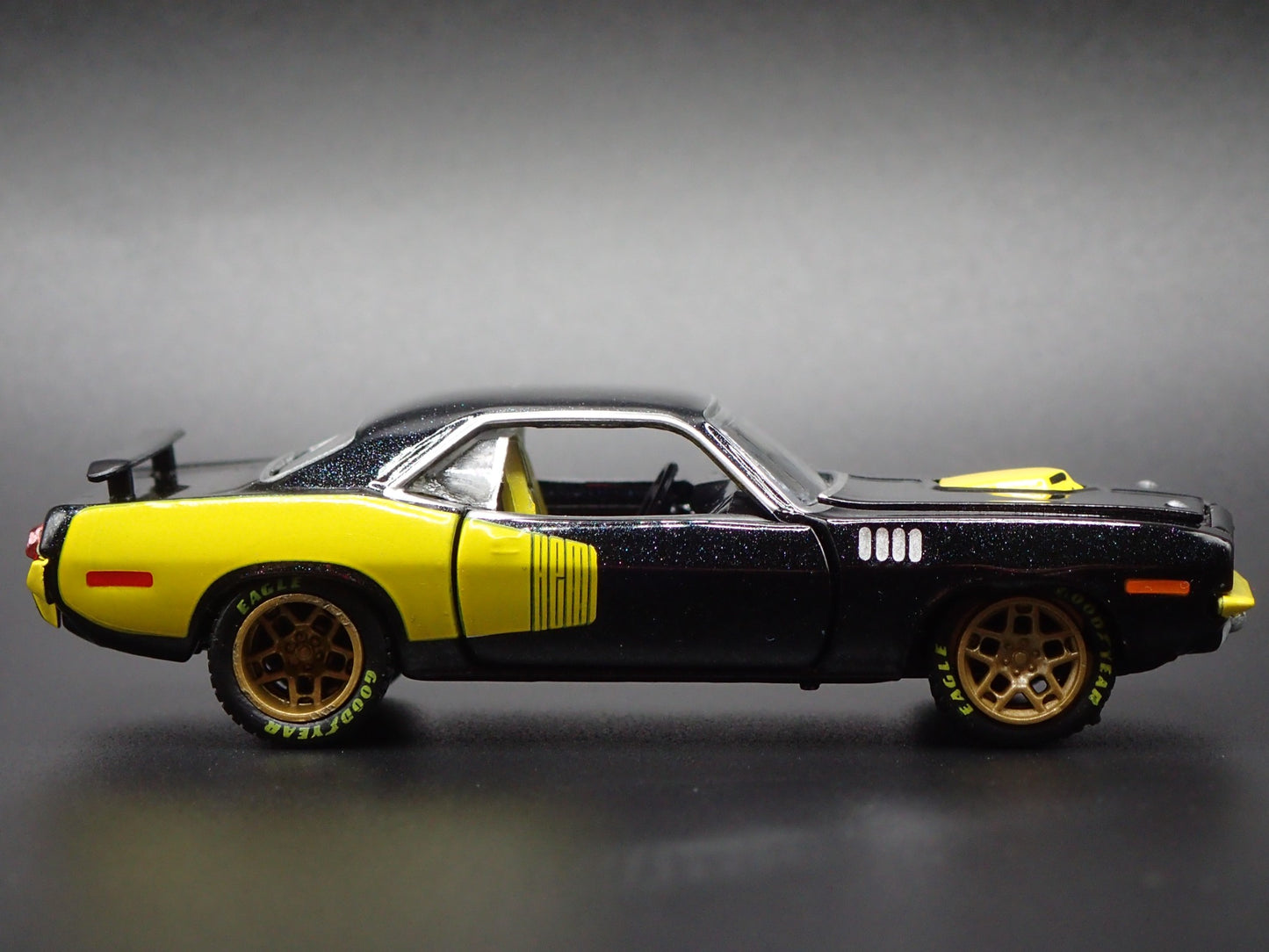 1971 71 PLYMOUTH CUDA 440 RARE 1:64 SCALE COLLECTIBLE DIORAMA DIECAST MODEL CAR