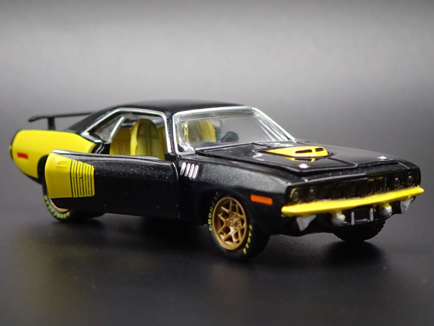 1971 71 PLYMOUTH CUDA 440 RARE 1:64 SCALE COLLECTIBLE DIORAMA DIECAST MODEL CAR