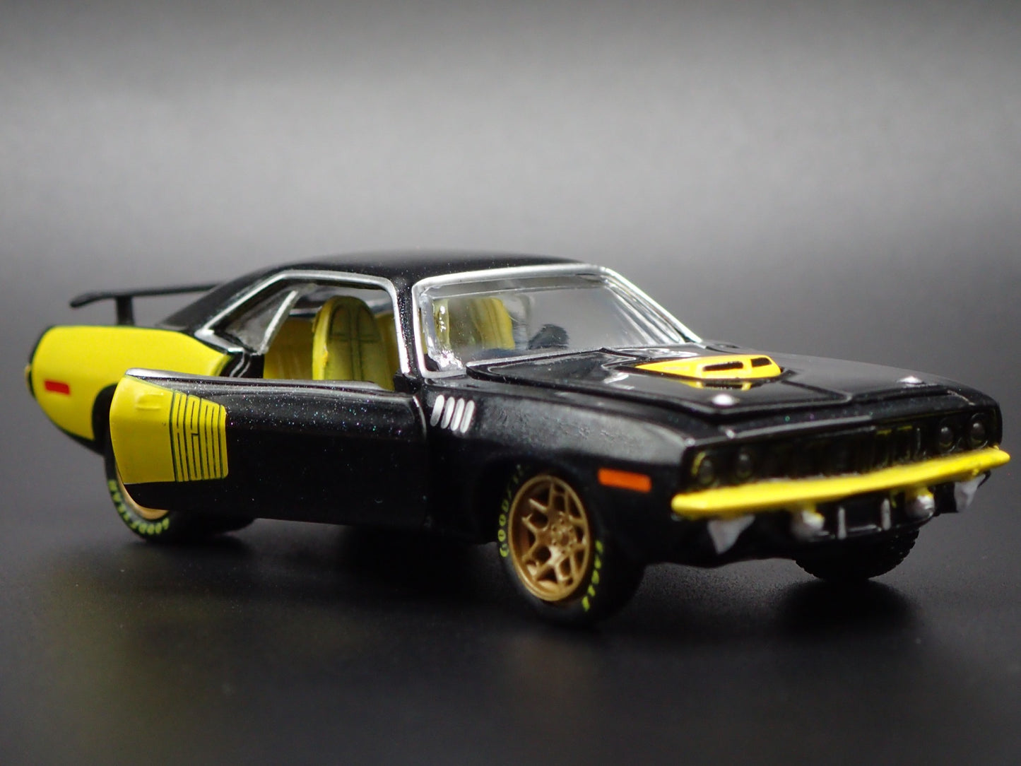 1971 71 PLYMOUTH CUDA 440 RARE 1:64 SCALE COLLECTIBLE DIORAMA DIECAST MODEL CAR