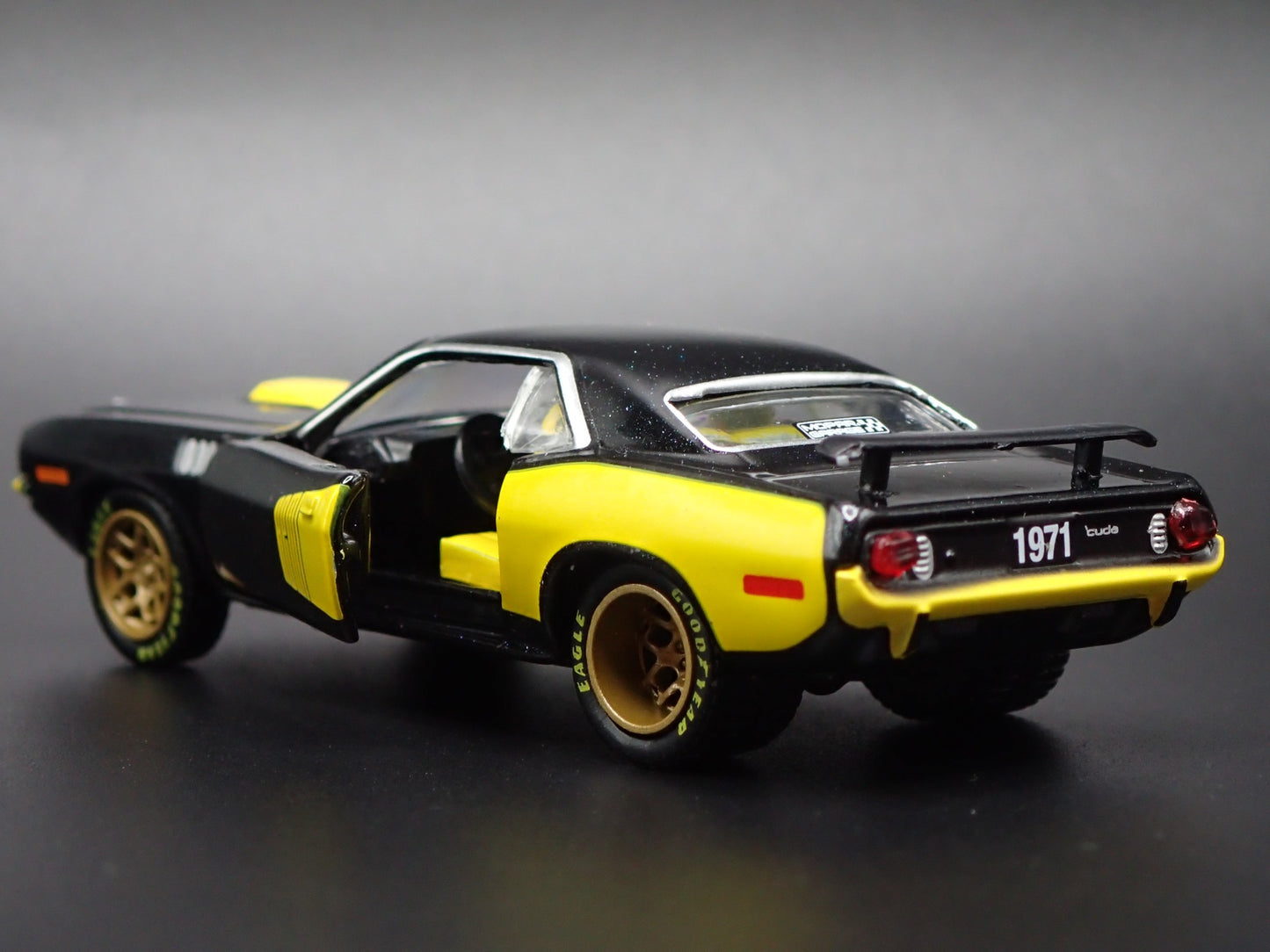 1971 71 PLYMOUTH CUDA 440 RARE 1:64 SCALE COLLECTIBLE DIORAMA DIECAST MODEL CAR