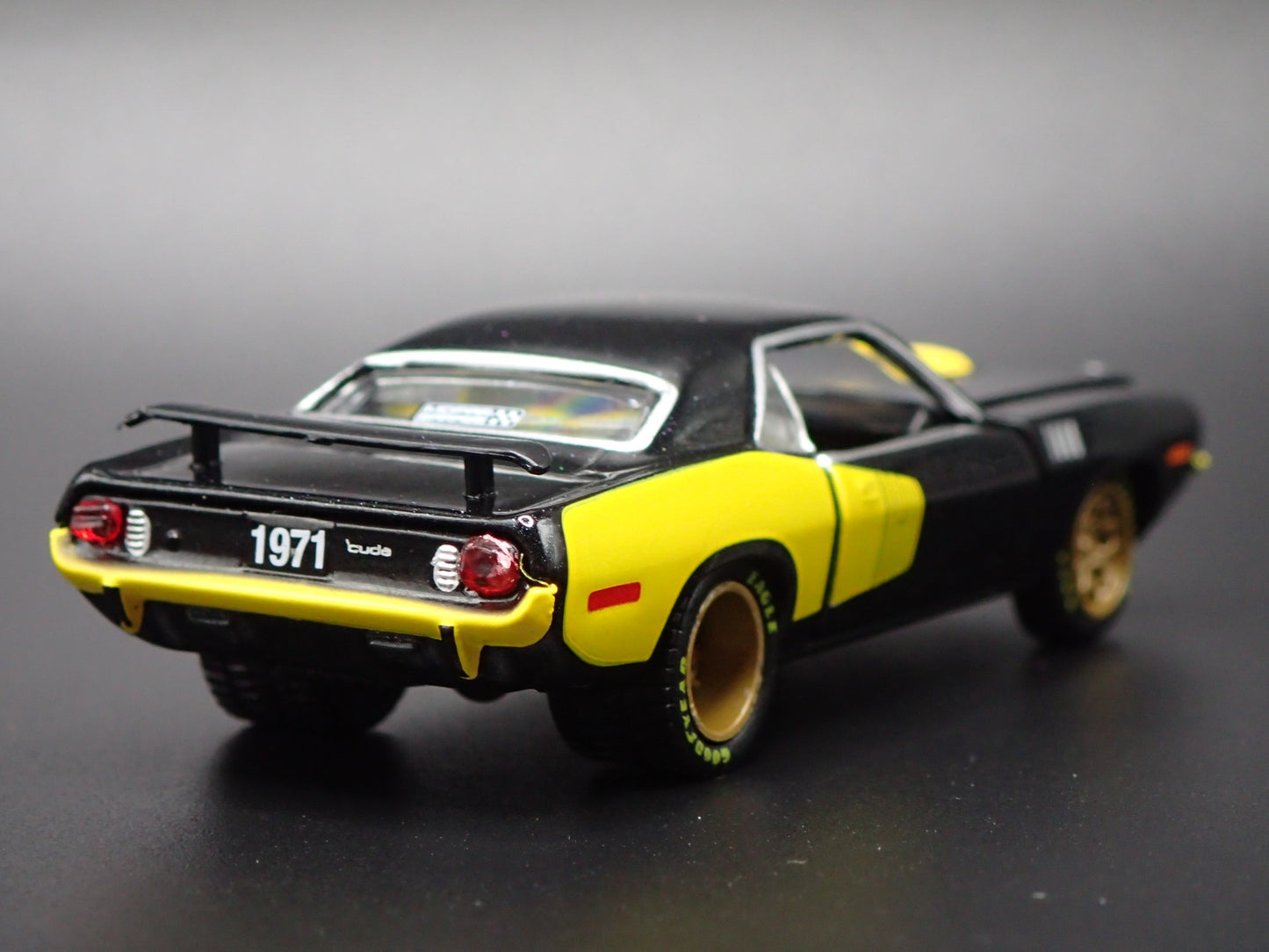 1971 71 PLYMOUTH CUDA 440 RARE 1:64 SCALE COLLECTIBLE DIORAMA DIECAST MODEL CAR
