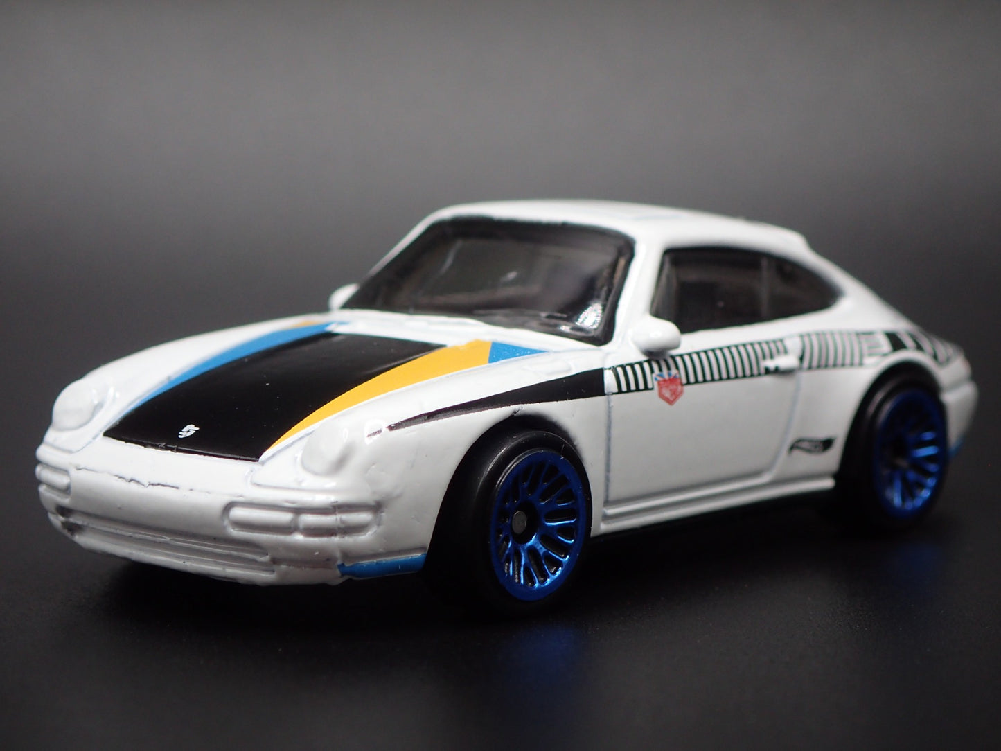 1993-1998 PORSCHE CARRERA 993 MAGNUS WALKER 1:64 SCALE DIORAMA DIECAST MODEL CAR