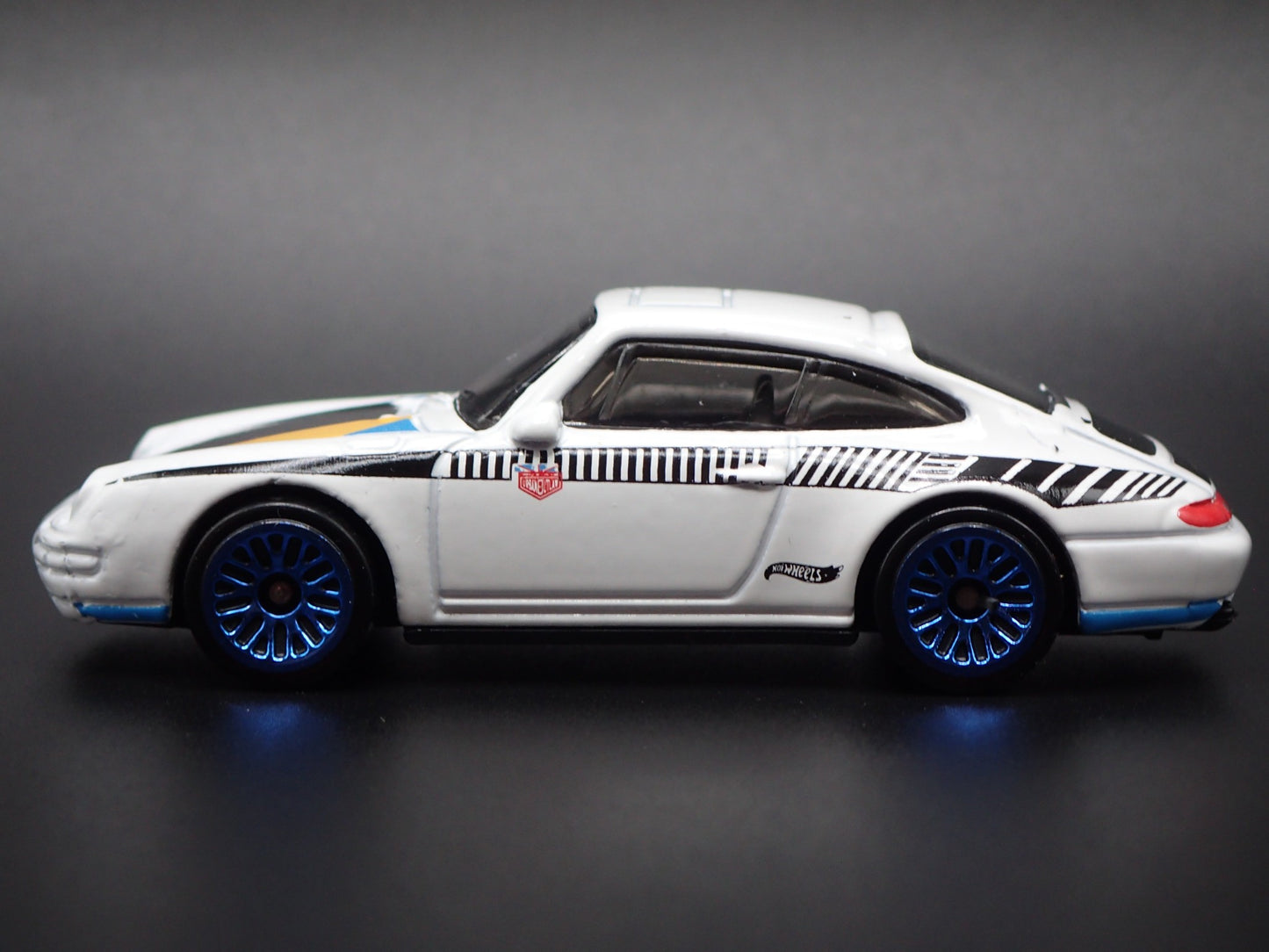 1993-1998 PORSCHE CARRERA 993 MAGNUS WALKER 1:64 SCALE DIORAMA DIECAST MODEL CAR