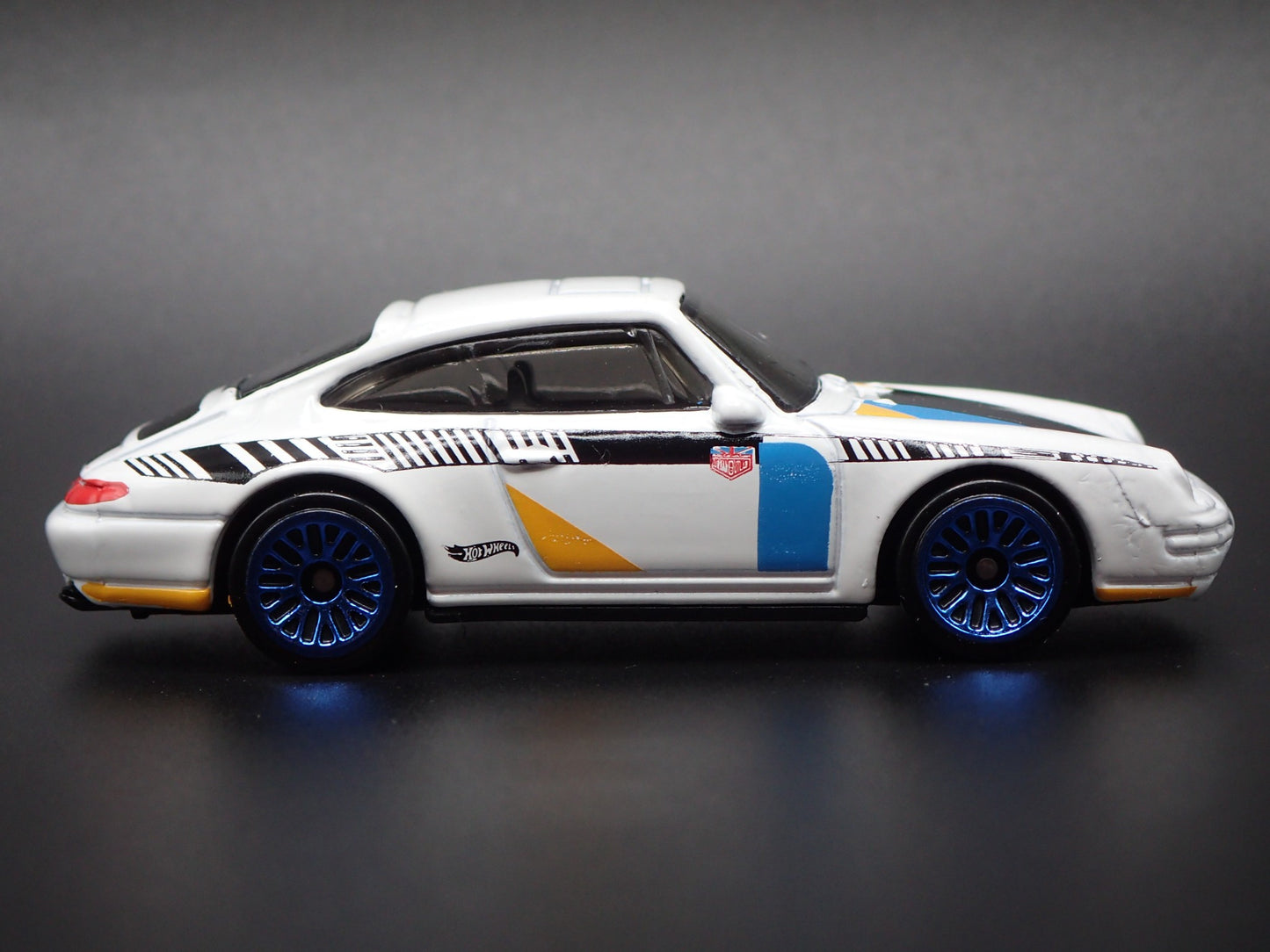 1993-1998 PORSCHE CARRERA 993 MAGNUS WALKER 1:64 SCALE DIORAMA DIECAST MODEL CAR