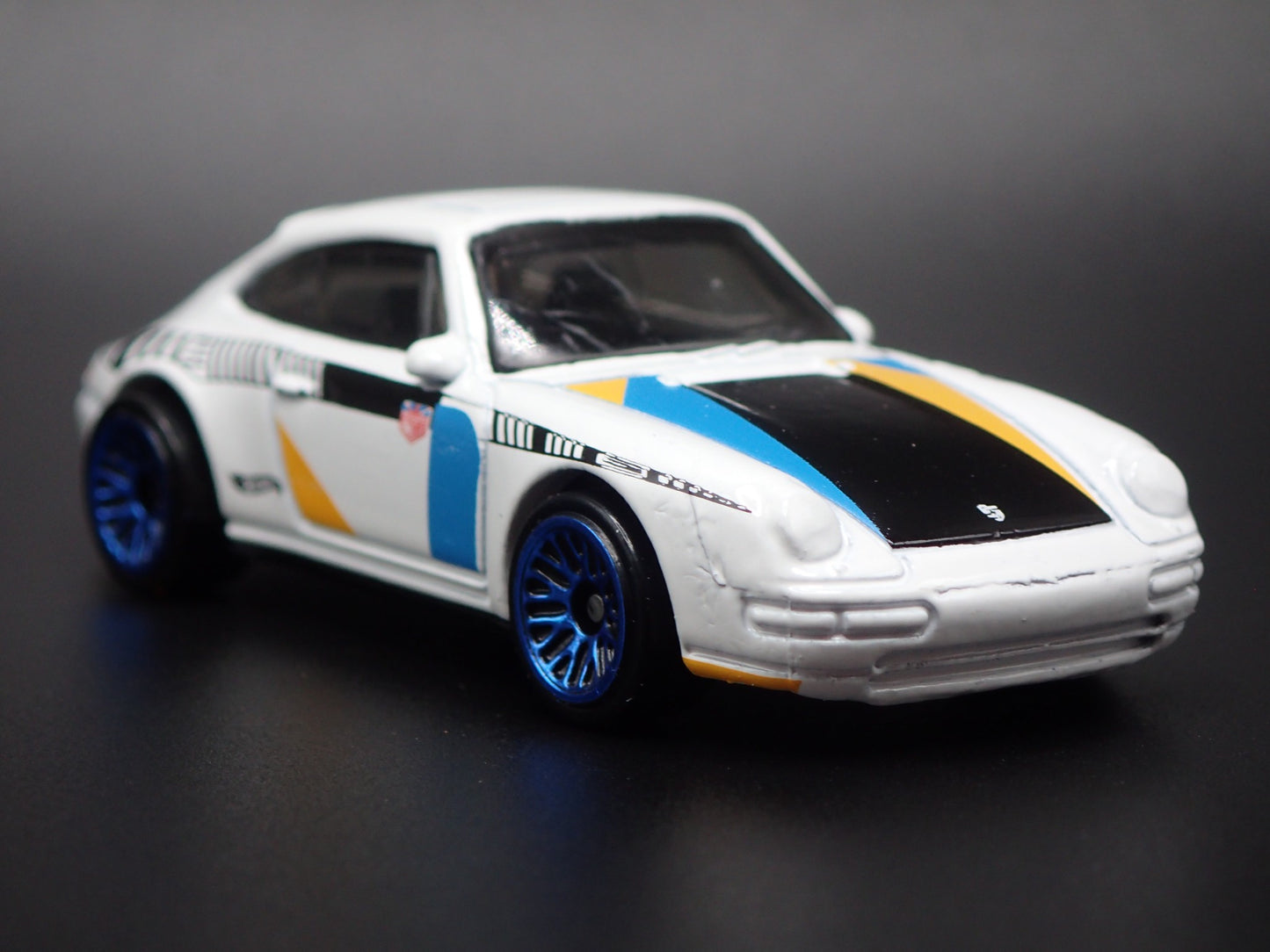 1993-1998 PORSCHE CARRERA 993 MAGNUS WALKER 1:64 SCALE DIORAMA DIECAST MODEL CAR