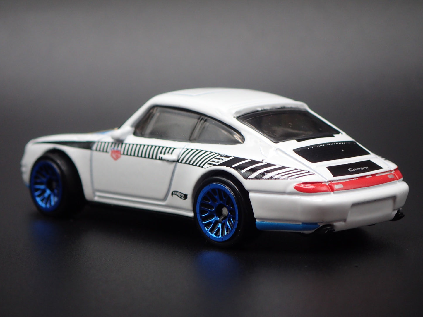 1993-1998 PORSCHE CARRERA 993 MAGNUS WALKER 1:64 SCALE DIORAMA DIECAST MODEL CAR