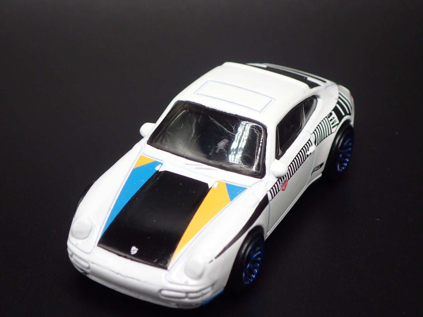 1993-1998 PORSCHE CARRERA 993 MAGNUS WALKER 1:64 SCALE DIORAMA DIECAST MODEL CAR