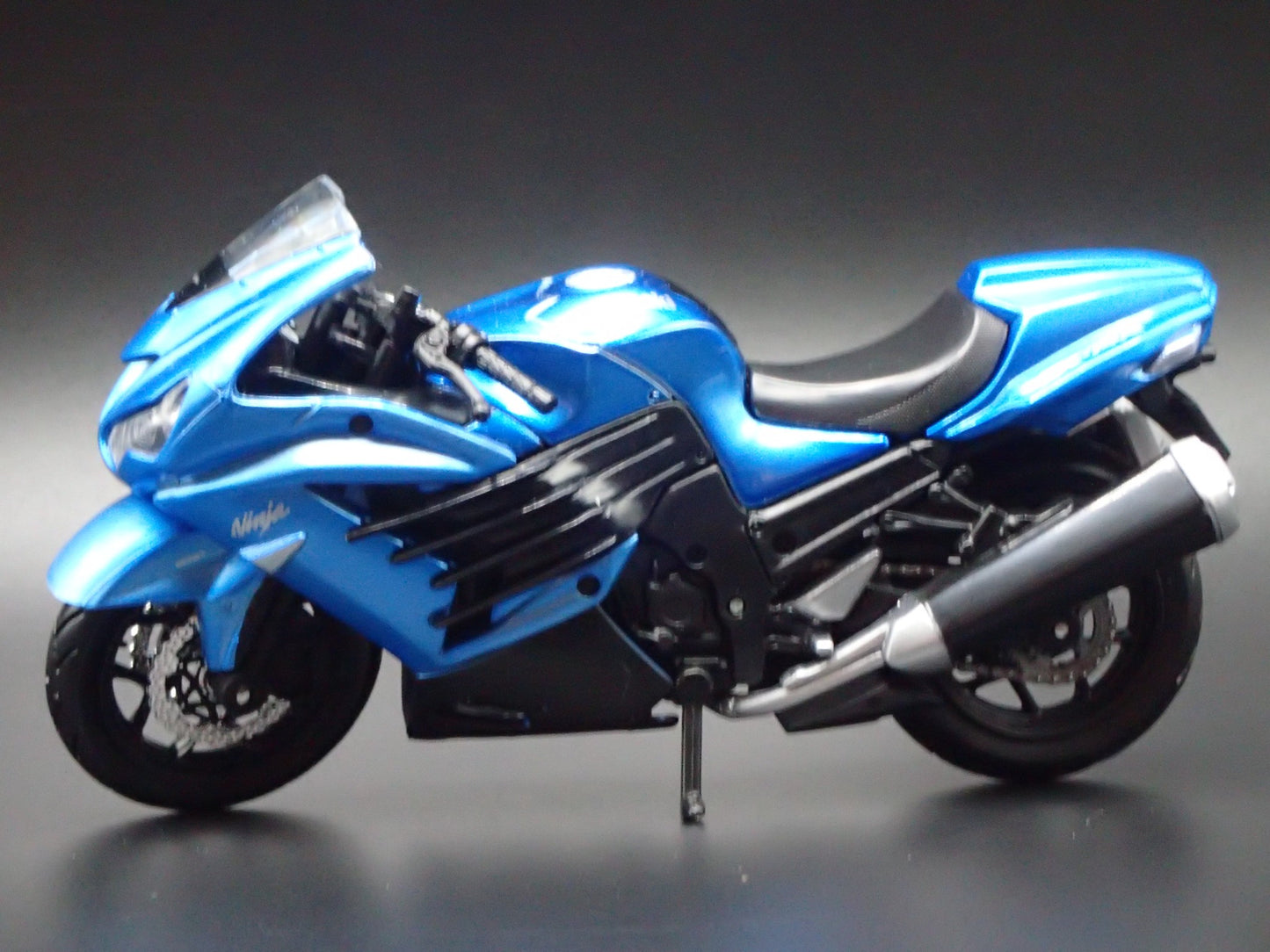 KAWASAKI NINJA ZX 14R BIKE MOTORCYCLE BLUE 1/18 SCALE DIORAMA DIECAST MODEL BIKE