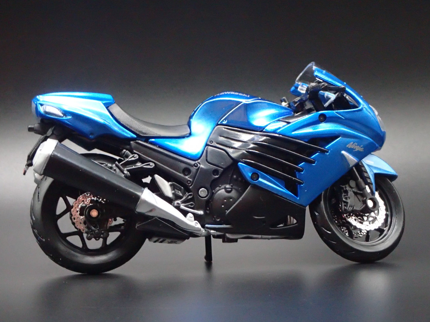 KAWASAKI NINJA ZX 14R BIKE MOTORCYCLE BLUE 1/18 SCALE DIORAMA DIECAST MODEL BIKE