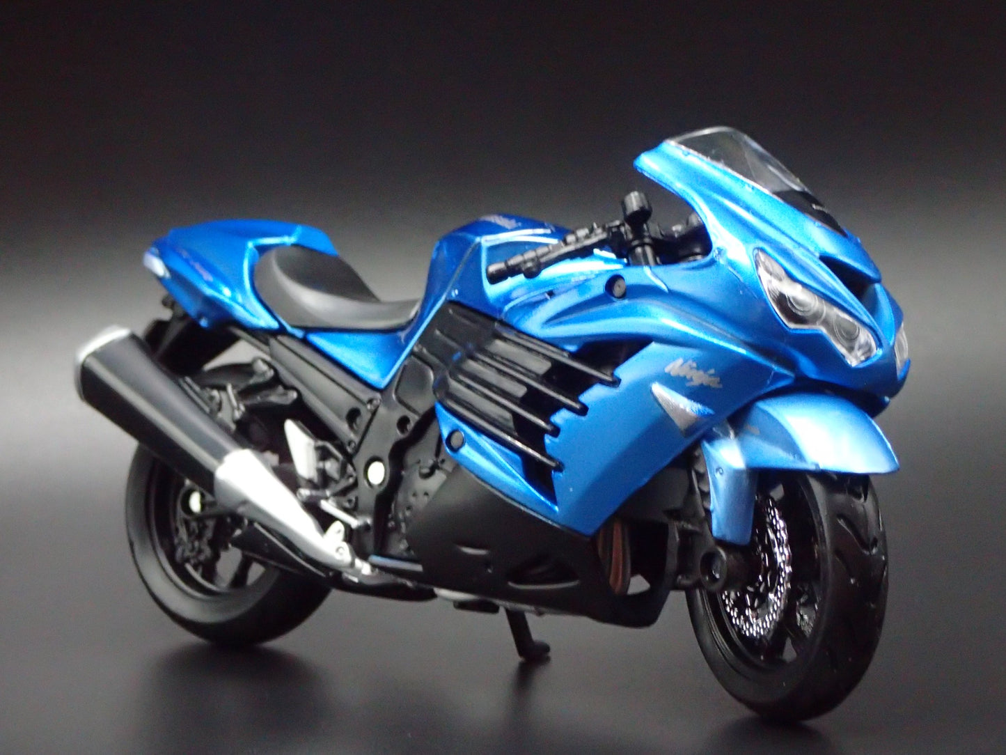 KAWASAKI NINJA ZX 14R BIKE MOTORCYCLE BLUE 1/18 SCALE DIORAMA DIECAST MODEL BIKE