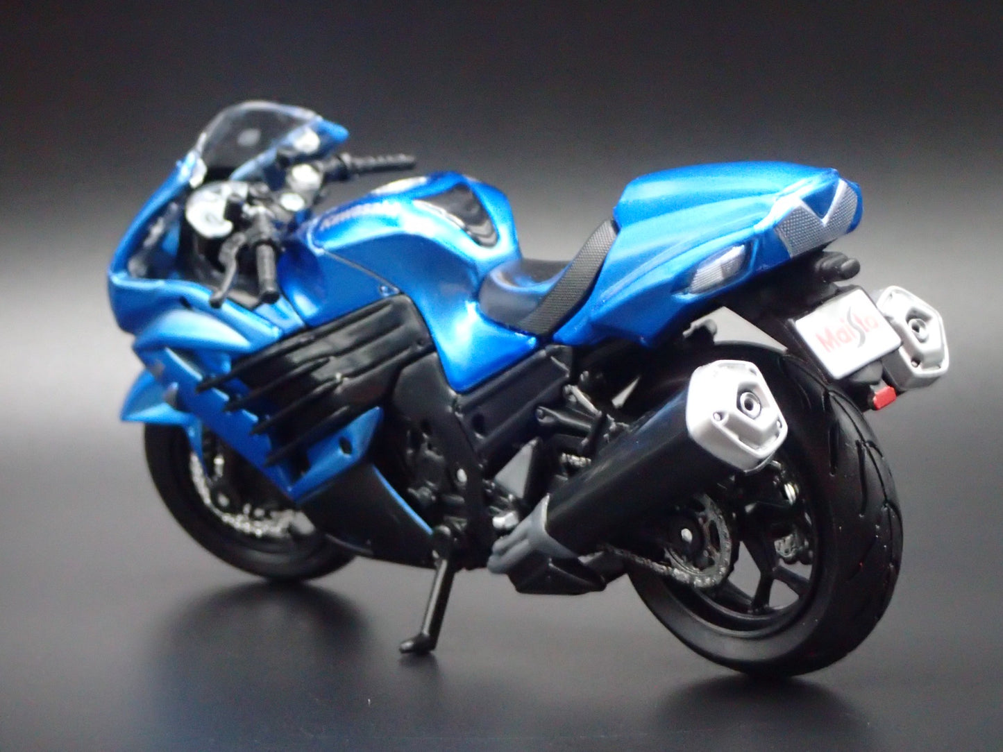 KAWASAKI NINJA ZX 14R BIKE MOTORCYCLE BLUE 1/18 SCALE DIORAMA DIECAST MODEL BIKE