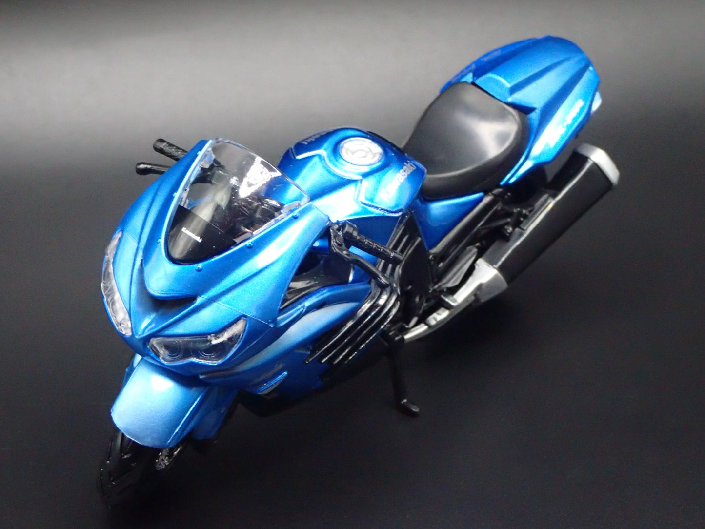 KAWASAKI NINJA ZX 14R BIKE MOTORCYCLE BLUE 1/18 SCALE DIORAMA DIECAST MODEL BIKE