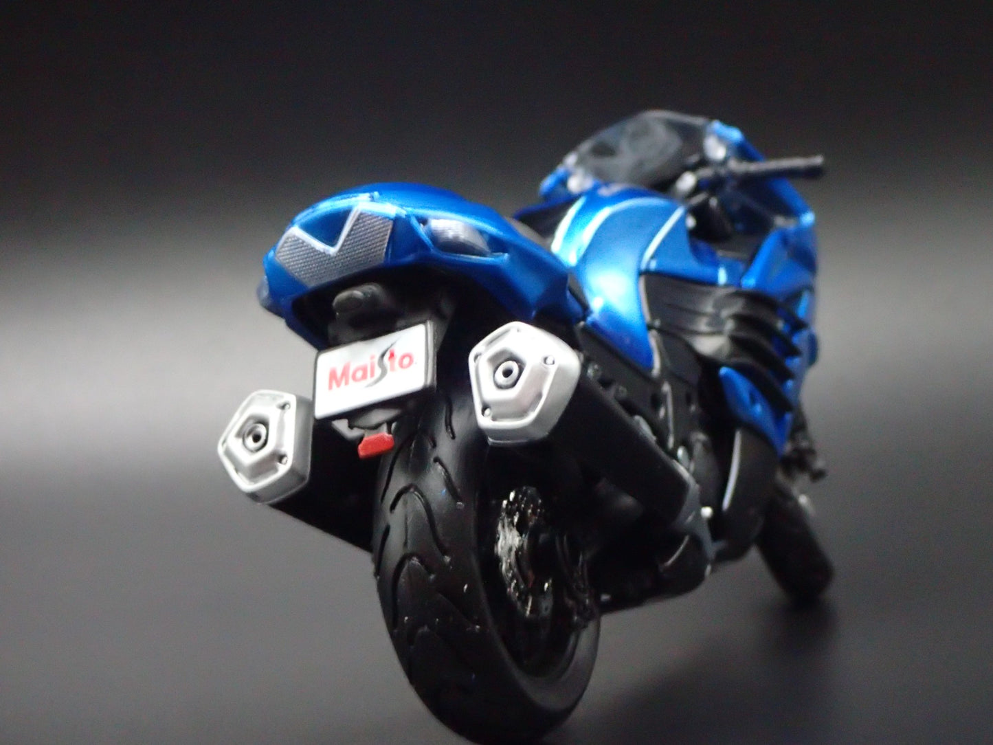 KAWASAKI NINJA ZX 14R BIKE MOTORCYCLE BLUE 1/18 SCALE DIORAMA DIECAST MODEL BIKE