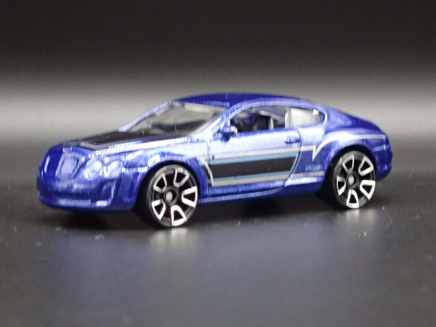 2009-2011 BENTLEY CONTINENTAL SUPERSPORTS 1:64 SCALE DIORAMA DIECAST MODEL CAR