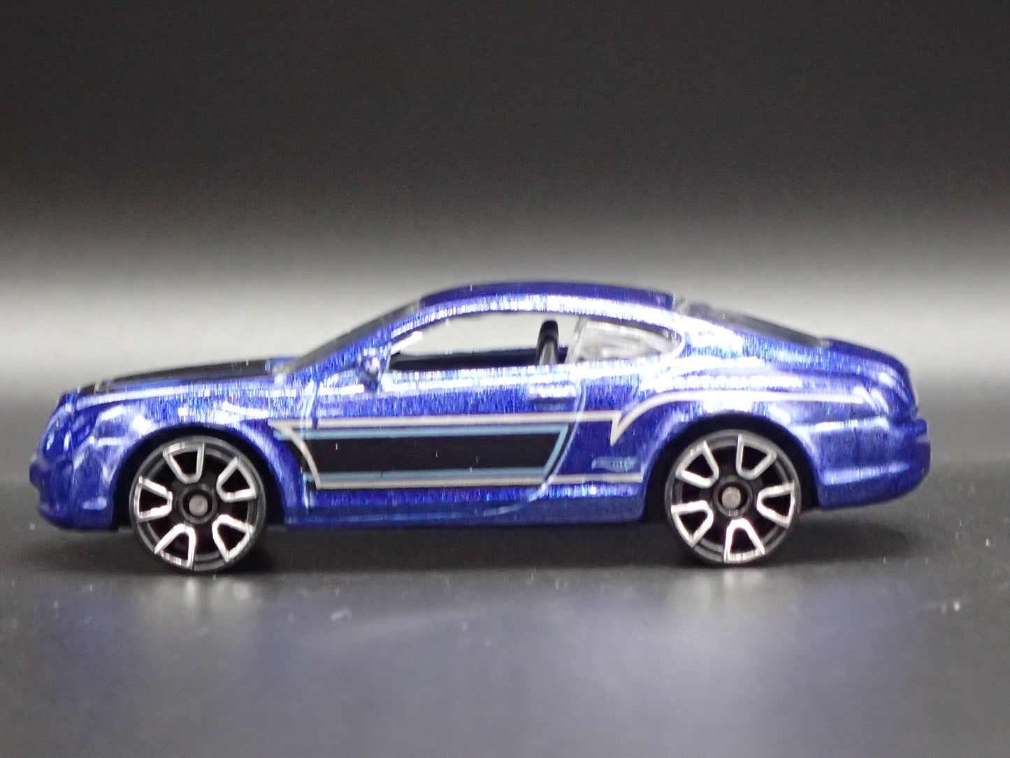 2009-2011 BENTLEY CONTINENTAL SUPERSPORTS 1:64 SCALE DIORAMA DIECAST MODEL CAR