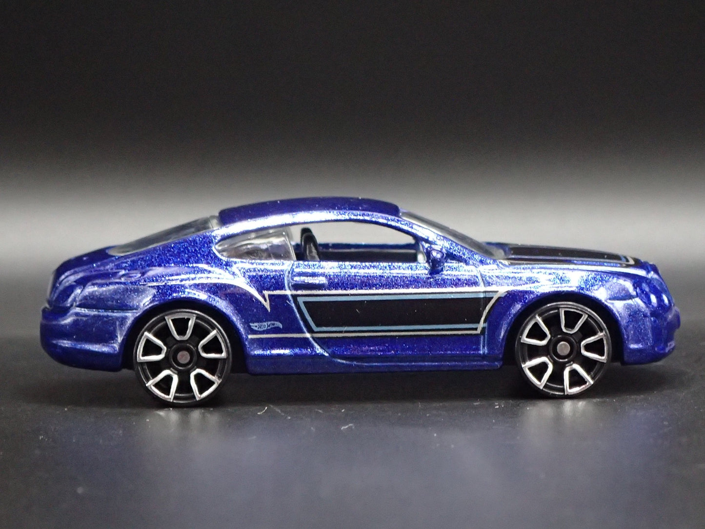 2009-2011 BENTLEY CONTINENTAL SUPERSPORTS 1:64 SCALE DIORAMA DIECAST MODEL CAR