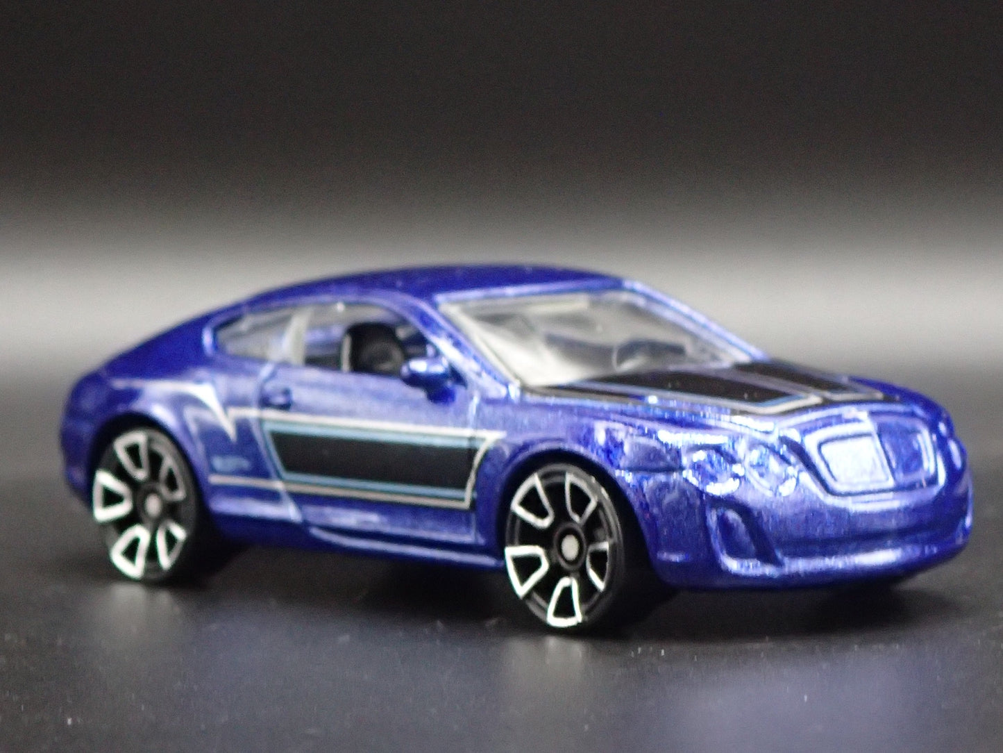 2009-2011 BENTLEY CONTINENTAL SUPERSPORTS 1:64 SCALE DIORAMA DIECAST MODEL CAR