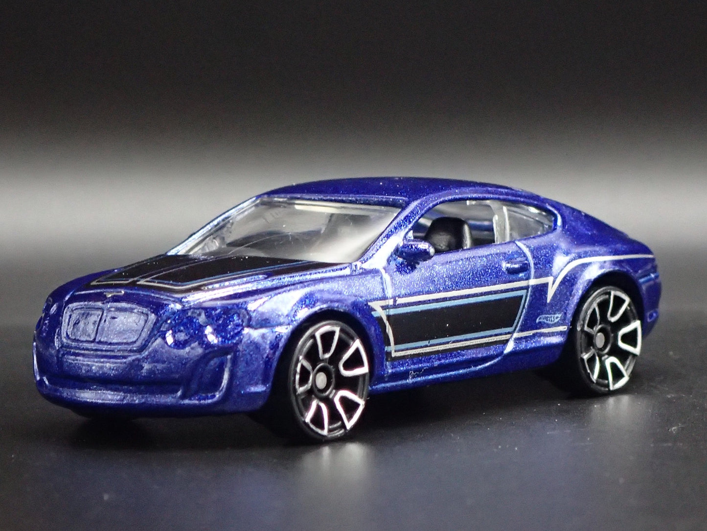2009-2011 BENTLEY CONTINENTAL SUPERSPORTS 1:64 SCALE DIORAMA DIECAST MODEL CAR