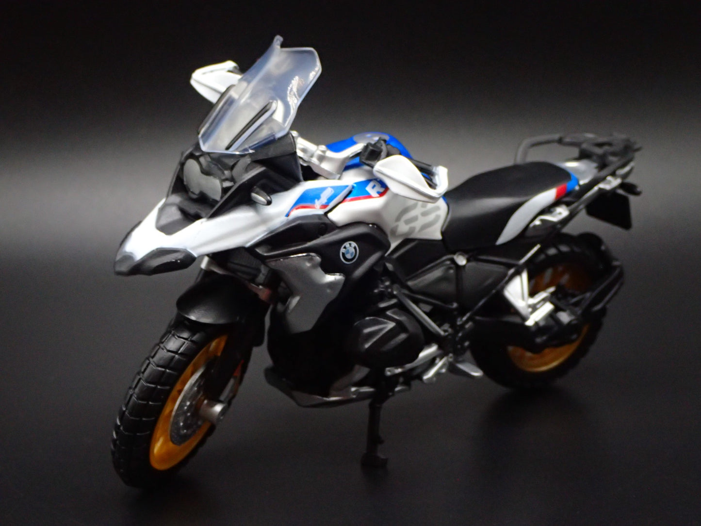 BMW R 1250 GS SPORTS BIKE MOTORCYCLE WHITE 1/18 SCALE DIORAMA DIECAST MODEL BIKE