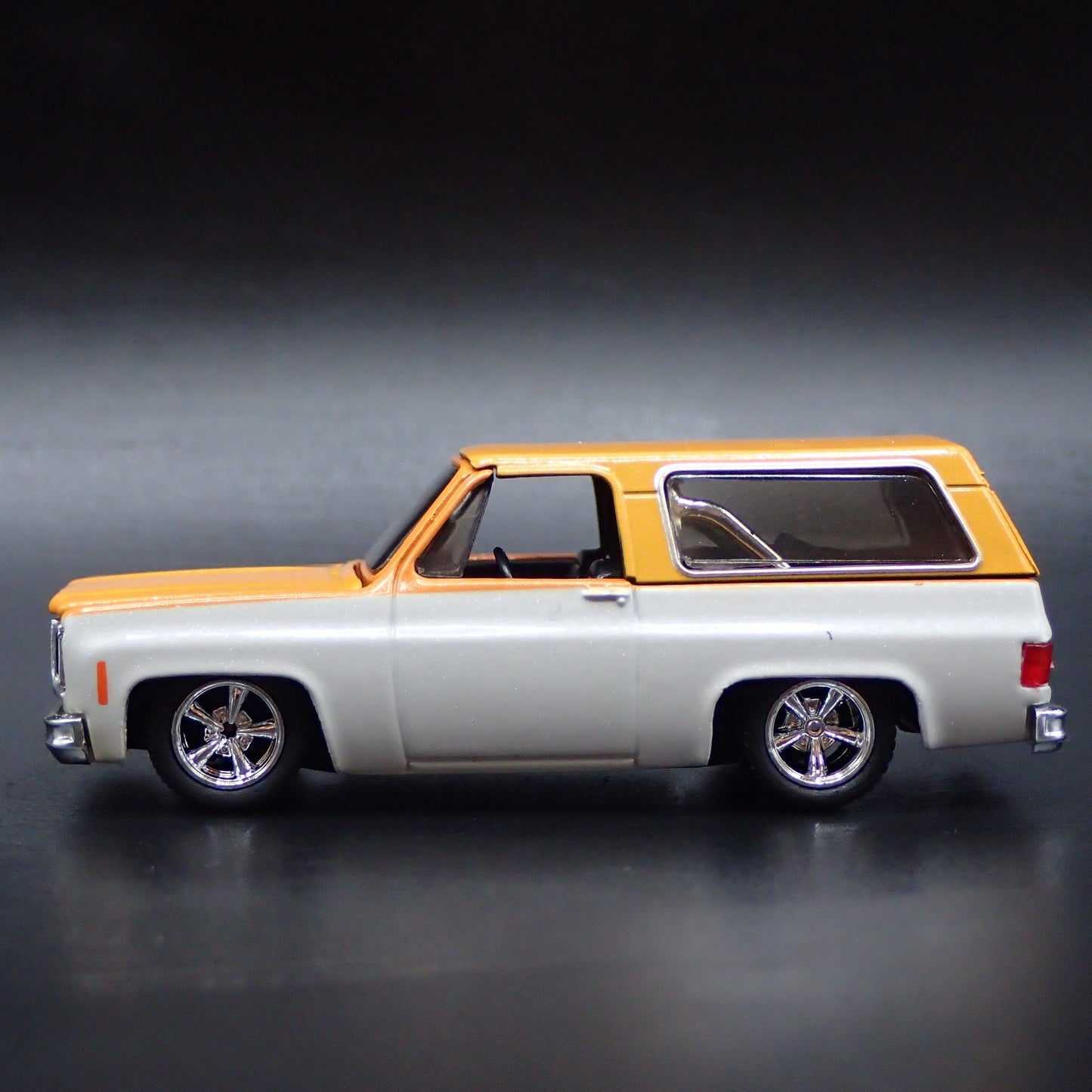 1973 73 CHEVY CHEVROLET K5 BLAZER SQUAREBODY ORANGE 1:64 SCALE DIECAST MODEL CAR