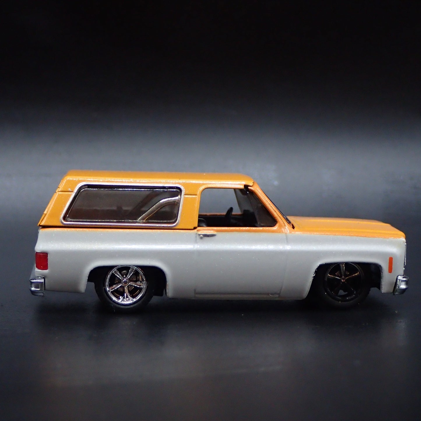 1973 73 CHEVY CHEVROLET K5 BLAZER SQUAREBODY ORANGE 1:64 SCALE DIECAST MODEL CAR
