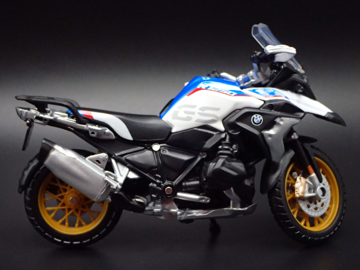 BMW R 1250 GS SPORTS BIKE MOTORCYCLE WHITE 1/18 SCALE DIORAMA DIECAST MODEL BIKE