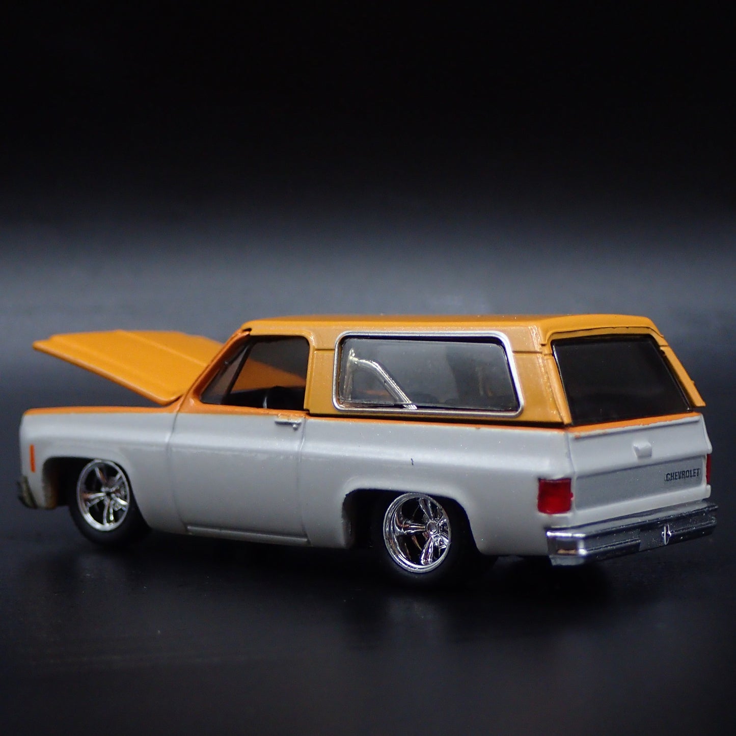 1973 73 CHEVY CHEVROLET K5 BLAZER SQUAREBODY ORANGE 1:64 SCALE DIECAST MODEL CAR