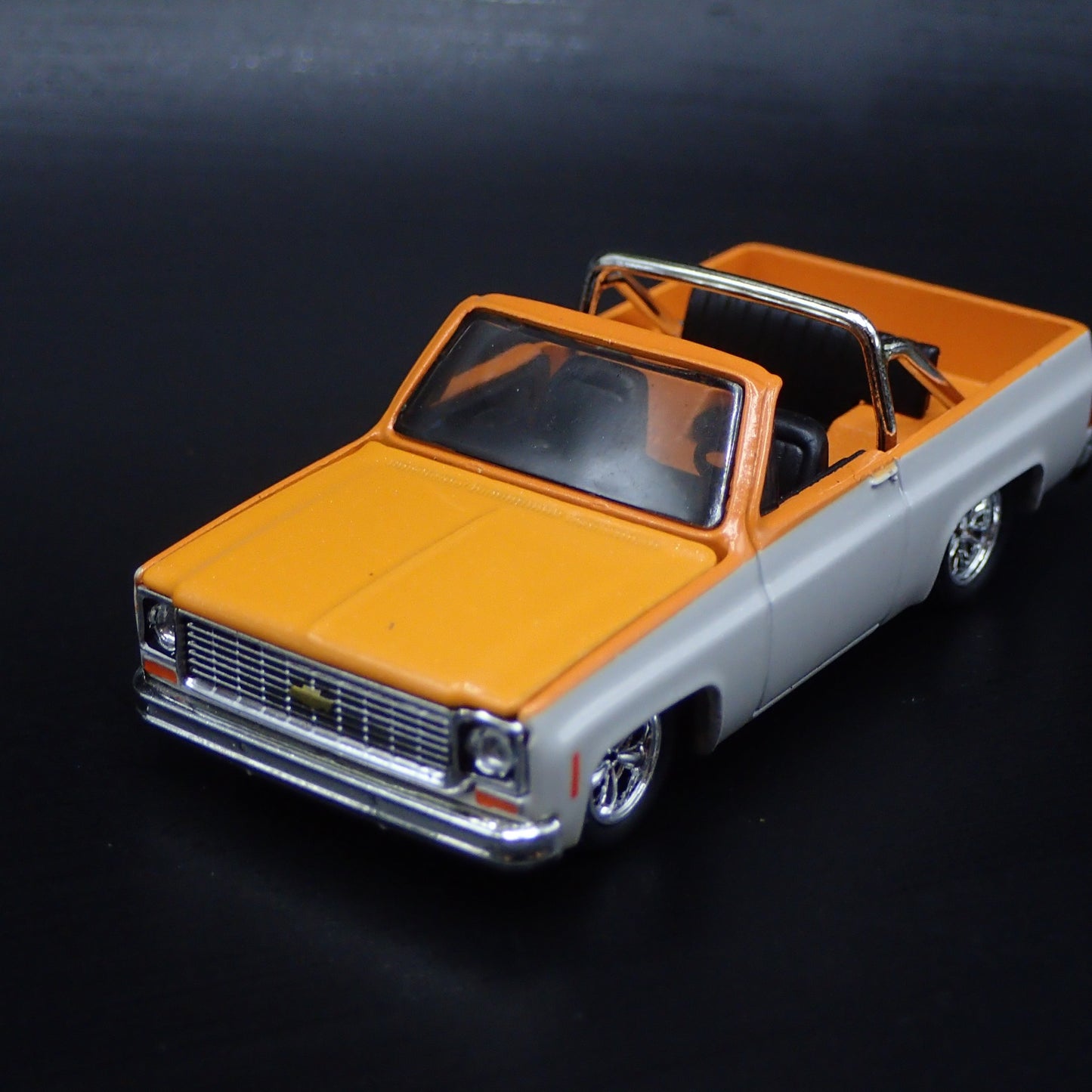1973 73 CHEVY CHEVROLET K5 BLAZER SQUAREBODY ORANGE 1:64 SCALE DIECAST MODEL CAR
