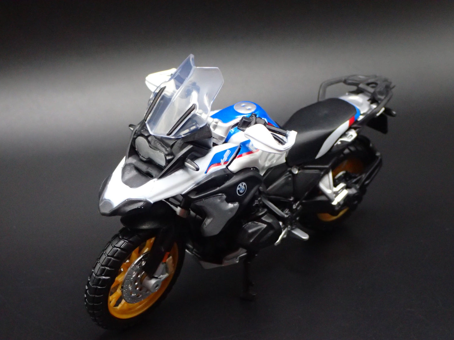 BMW R 1250 GS SPORTS BIKE MOTORCYCLE WHITE 1/18 SCALE DIORAMA DIECAST MODEL BIKE