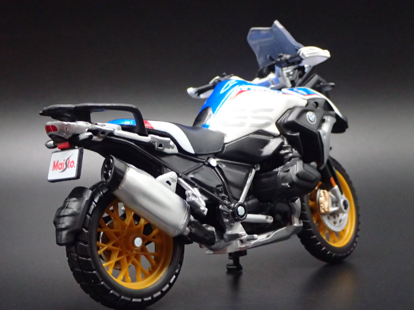 BMW R 1250 GS SPORTS BIKE MOTORCYCLE WHITE 1/18 SCALE DIORAMA DIECAST MODEL BIKE