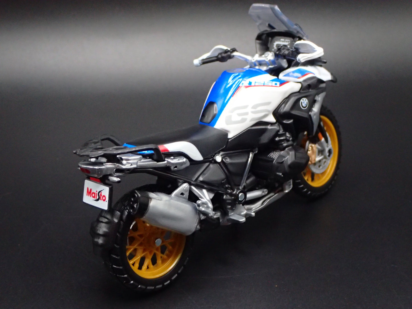 BMW R 1250 GS SPORTS BIKE MOTORCYCLE WHITE 1/18 SCALE DIORAMA DIECAST MODEL BIKE