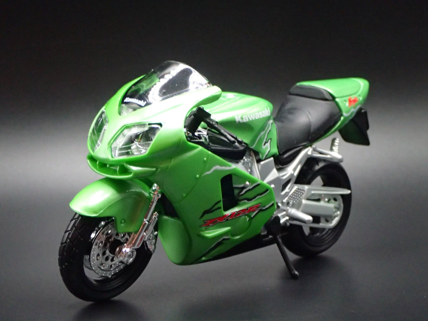 KAWASAKI NINJA ZX12R BIKE MOTORCYCLE GREEN 1/18 SCALE DIORAMA DIECAST MODEL BIKE