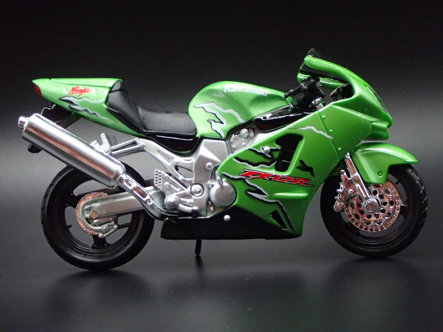 KAWASAKI NINJA ZX12R BIKE MOTORCYCLE GREEN 1/18 SCALE DIORAMA DIECAST MODEL BIKE