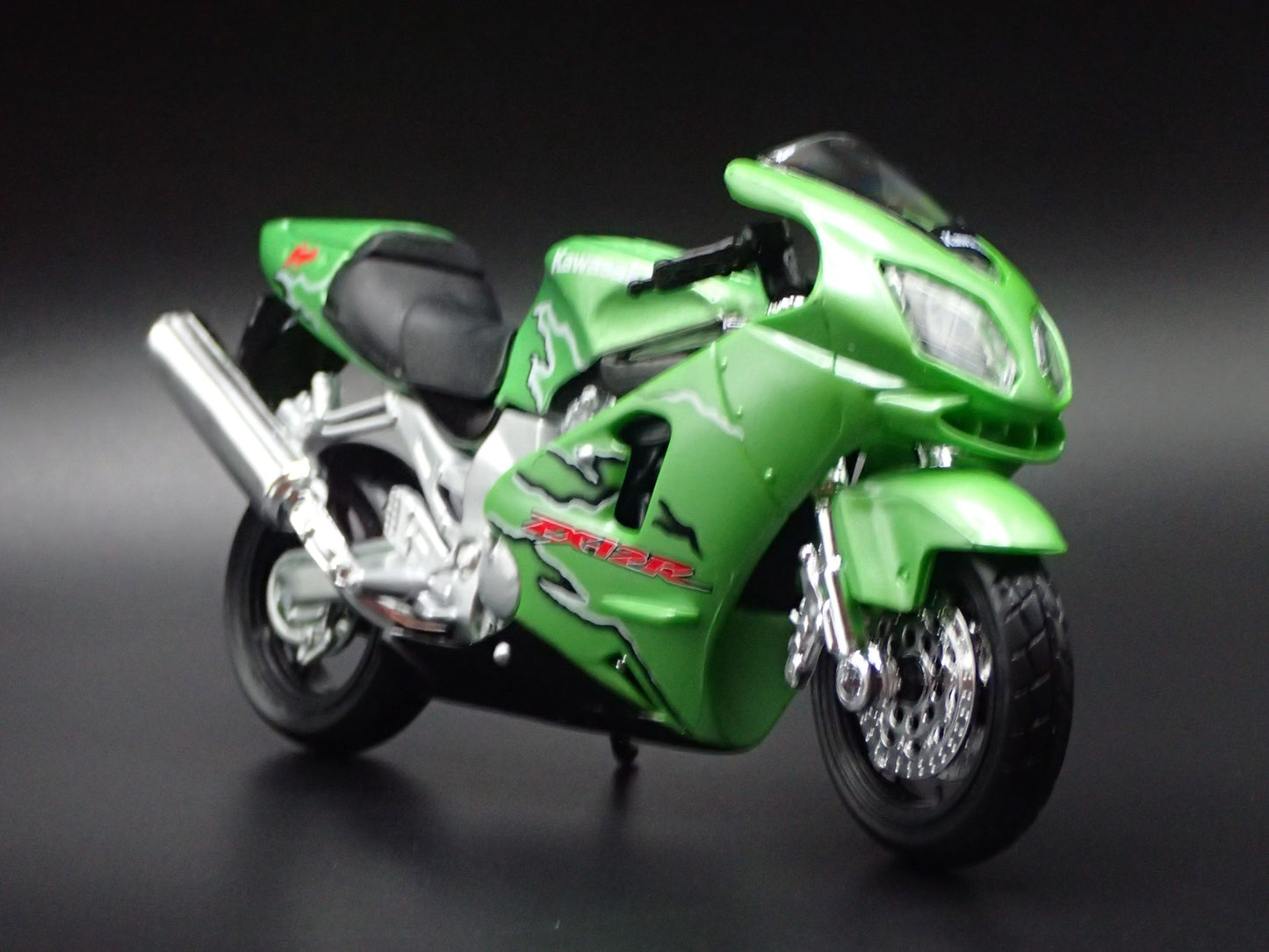 KAWASAKI NINJA ZX12R BIKE MOTORCYCLE GREEN 1/18 SCALE DIORAMA DIECAST MODEL BIKE