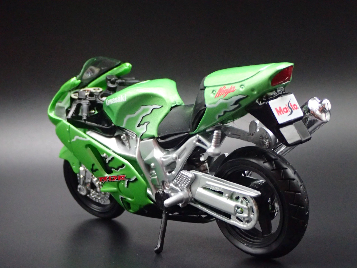 KAWASAKI NINJA ZX12R BIKE MOTORCYCLE GREEN 1/18 SCALE DIORAMA DIECAST MODEL BIKE